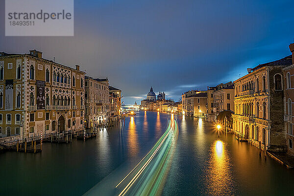 Blick von der Ponte dell'Accademia auf den Canal Grande und die Basilika Santa Maria della Salute  Venedig  UNESCO-Weltkulturerbe  Venetien  Italien  Europa