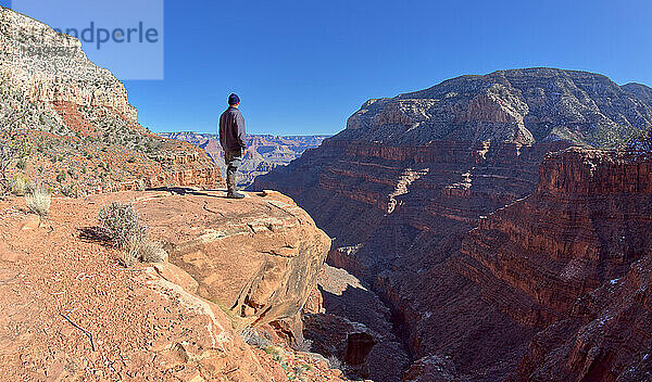 Ein Wanderer blickt von einer Klippe im Hermit Canyon im Grand Canyon  Grand Canyon National Park  UNESCO-Weltkulturerbe  Arizona  Vereinigte Staaten von Amerika  Nordamerika