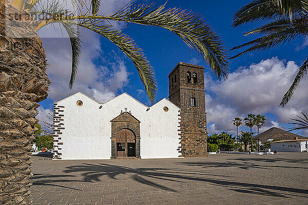 Blick auf die Kirche Our Lady of La Candelaria an einem sonnigen Tag  La Oliva  Fuerteventura  Kanarische Inseln  Spanien  Atlantik  Europa