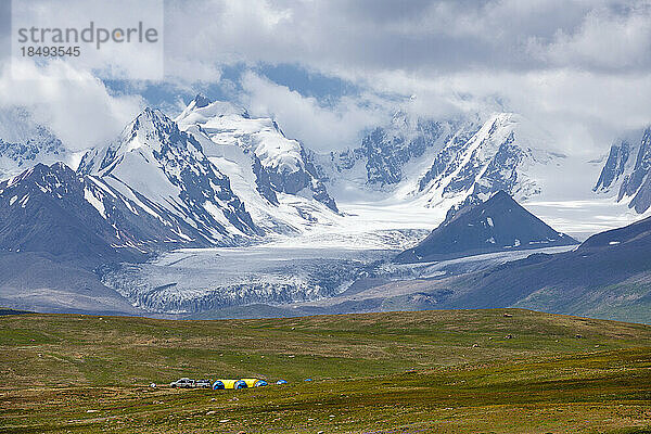 Lager am Fuße des Kizil-Asker-Gletschers  Kakshaal Too im Tian Shan-Gebirge nahe der chinesischen Grenze  Region Naryn  Kirgisistan  Zentralasien  Asien