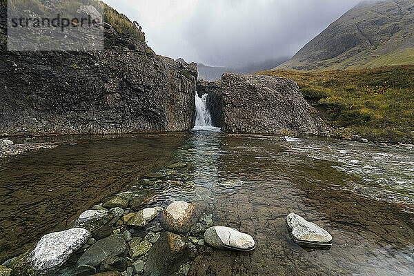 Wasserfall bei Fairy Pools  Isle of Skye  Innere Hebriden  Schottland  Vereinigtes Königreich  Europa