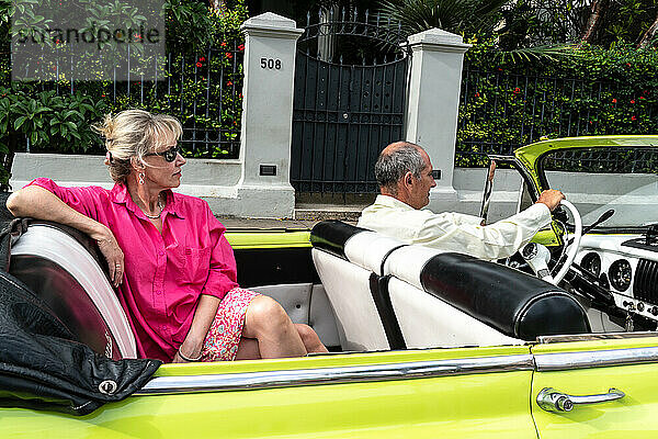 Attraktive westliche Touristin wird in einem offenen Chevrolet Oldtimer herumgefahren  Havanna  Kuba  Westindien  Karibik  Mittelamerika