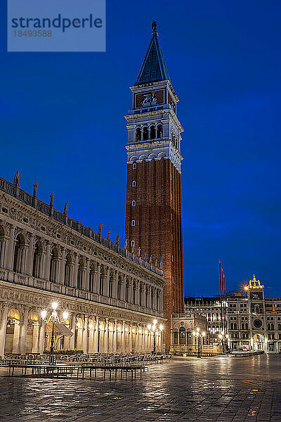 Glockenturm des Campanile bei Nacht  San Marco  Venedig  UNESCO-Weltkulturerbe  Venetien  Italien  Europa