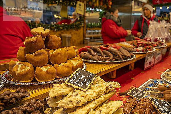 Blick auf Pralinen an einem Weihnachtsmarktstand  Römerbergplatz  Frankfurt am Main  Hessen  Deutschland  Europa