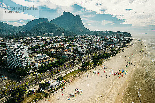 Luftaufnahme von Pepe Beach und Pedra da Gavea im Bezirk Barra da Tijuca  einem westlichen Stadtteil von Rio de Janeiro  Brasilien  Südamerika