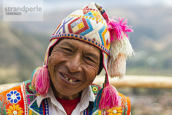 Lächelnder peruanischer Mann in bunter Kleidung  Heiliges Tal  Cusco  Peru  Südamerika