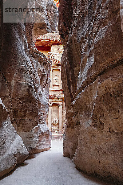 Die Schatzkammer von Petra (El Khazneh)  freigelegt am Ende der Siq-Schlucht  Petra  UNESCO-Weltkulturerbe  Jordanien  Naher Osten