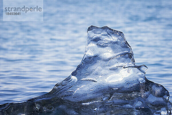 Detail von Eis gegen Meer  Diamantstrand in der Nähe der Gletscherlagune Jokulsarlon  Island  Polarregionen