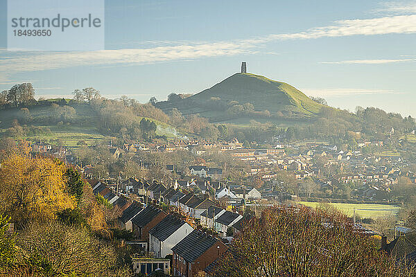 Glastonbury Tor mit Blick auf die Stadt Glastonbury vom Wearyall Hill  im Winter  Glastonbury  Somerset  England  Vereinigtes Königreich  Europa