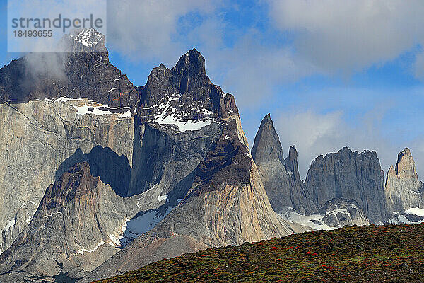 Torres und Cuernos  Torres del Paine National Park  Patagonien  Chile  Südamerika