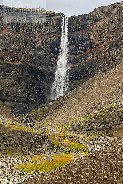 Hengifoss-Wasserfall  Brekka  Ostisland  Island  Polarregionen