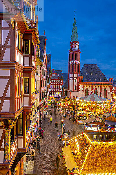 Blick auf Karussell und Weihnachtsmarktbuden in der Abenddämmerung  Römerbergplatz  Frankfurt am Main  Hessen  Deutschland  Europa