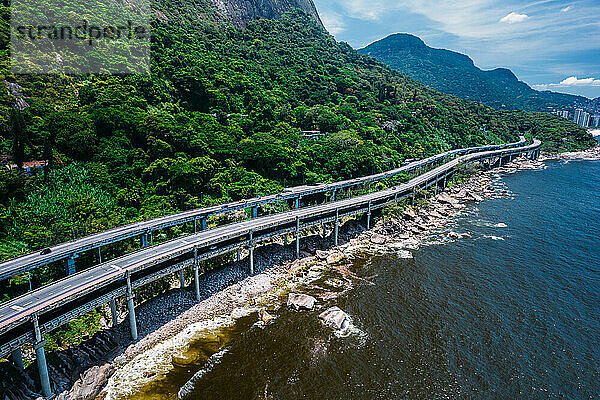 Luftaufnahme des Elevado do Joa  eines Komplexes von Tunneln  Brücken und Viadukten  der die südlichen und westlichen Stadtteile von Rio de Janeiro an der Atlantikküste verbindet  Rio de Janeiro  Brasilien  Südamerika