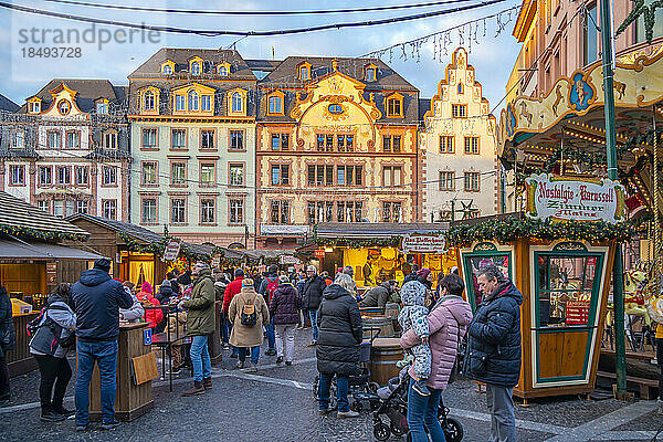 Blick auf den Weihnachtsmarkt am Domplatz  Mainz  Rheinland-Pfalz  Deutschland  Europa