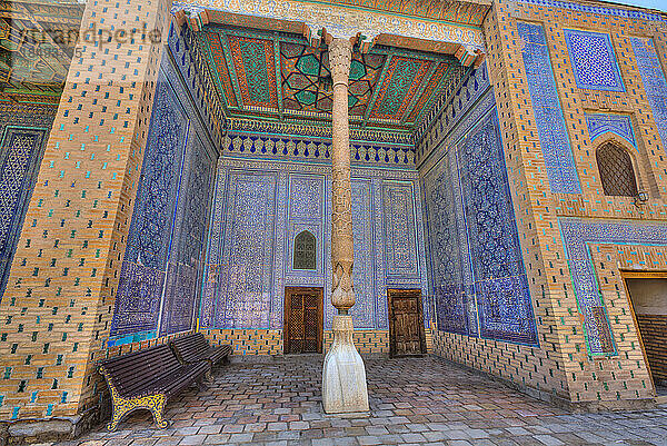 Geflieste Wände  bemalte Decke  Quartier der Frauen des Emirs  Tasch Khauli Palast  1830  Ichon Qala (Itchan Kala)  UNESCO Weltkulturerbe  Chiwa  Usbekistan  Zentralasien  Asien