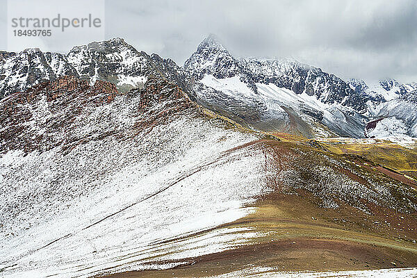 Schneebedeckte Landschaft in der Nähe des Regenbogenbergs (Vinicunca)  Cusco  Peru  Südamerika