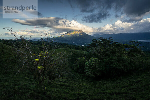 Vulkan Arenal inmitten des amerikanischen Kontinents  in einer beeindruckenden Landschaft  Costa Rica  Mittelamerika