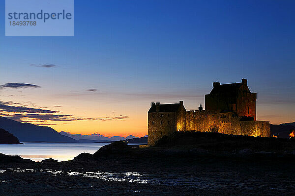 Eilean Donan Castle in der Abenddämmerung  Loch Duich  Highland Region  Schottland  Vereinigtes Königreich  Europa