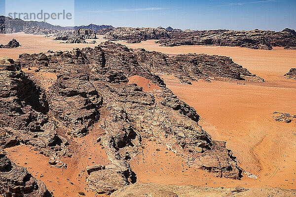 Roter Sand und Felsen in der Wüste Wadi Rum  Jordanien  Naher Osten