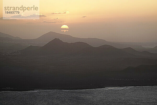Sonnenuntergang über den vulkanischen Hügeln von Lanzarote  Kanarische Inseln  Spanien  Atlantik  Europa
