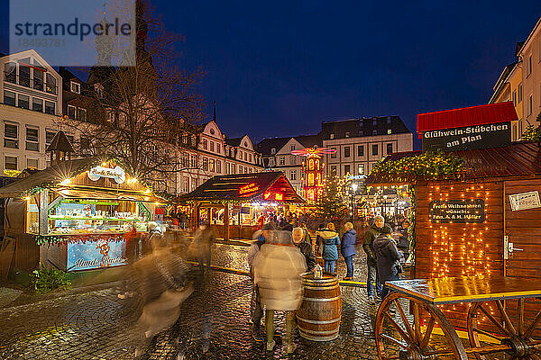 Blick auf den Weihnachtsmarkt am Brunnen Am Plan in der historischen Altstadt  Koblenz  Rheinland-Pfalz  Deutschland  Europa