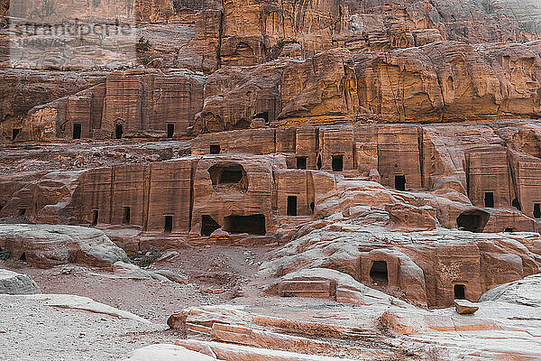 In den Stein gehauene Höhlen im Inneren des Berges  Petra  UNESCO-Weltkulturerbe  Jordanien  Naher Osten