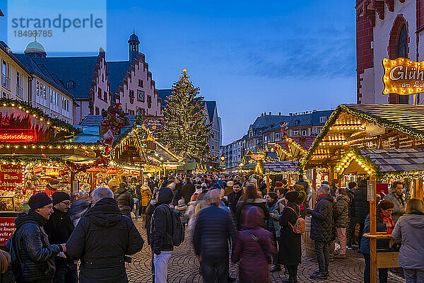 Blick auf den Weihnachtsmarkt auf dem Römerbergplatz in der Abenddämmerung  Frankfurt am Main  Hessen  Deutschland  Europa