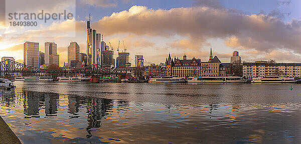 Blick auf die Skyline der Stadt und den Main bei Sonnenuntergang  Frankfurt am Main  Hessen  Deutschland  Europa