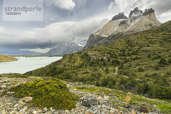 Der Nordenskjold-See und die Gipfel von Los Cuernos  Torres del Paine National Park  Patagonien  Chile  Südamerika