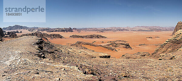 Panorama einer roten Sandebene in der Wüste Wadi Rum  Jordanien  Naher Osten