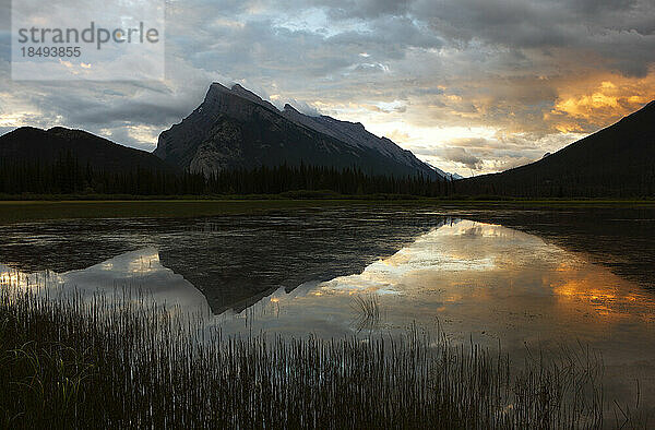 Mount Rundle und Vermillion Lakes  Banff National Park  UNESCO-Weltkulturerbe  Alberta  Rocky Mountains  Kanada  Nordamerika