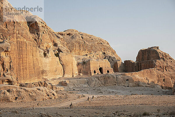 Monument in Petra bei Sonnenuntergang beleuchtet  Petra  UNESCO-Weltkulturerbe  Jordanien  Naher Osten