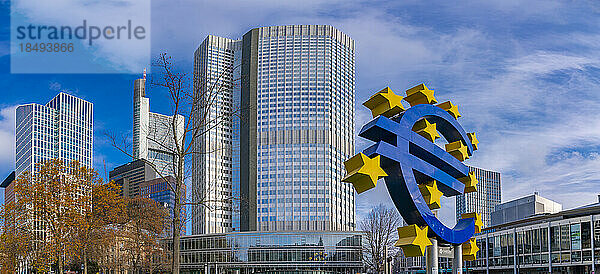 Blick auf die Skyline des Finanzviertels und die Euro-Skulptur  Willy-Brandt-Platz  Frankfurt am Main  Hessen  Deutschland  Europa