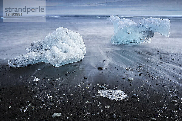 Vom Meer umspülte Eisbrocken  Diamantstrand in der Nähe der Gletscherlagune Jokulsarlon  Island  Polarregionen