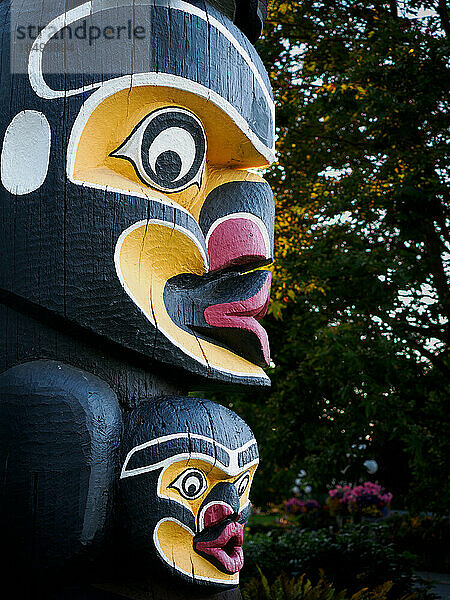 Totempfähle der Ureinwohner  Thunderbird Park  Vancouver Island  neben dem Royal British Columbia Museum  Victoria  British Columbia  Kanada  Nordamerika