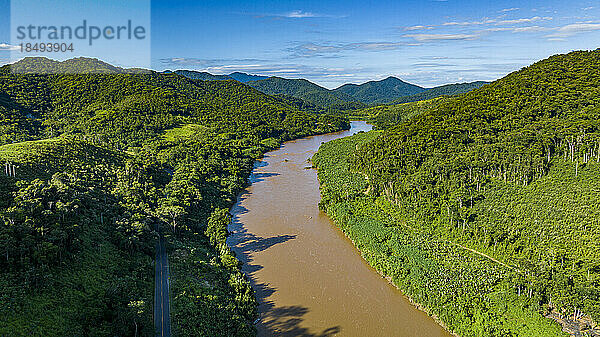 Luftaufnahme des Flusses Iguape  Atlantischer Wald Süd-Ost-Reservat  UNESCO-Weltkulturerbe  Alto Ribeira Touristischer Staatspark  Staat Sao Paulo  Brasilien  Südamerika