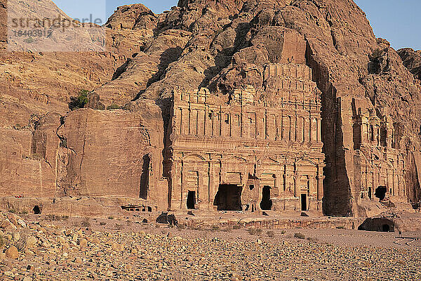 Palastgrab bei Sonnenuntergang  Petra  UNESCO-Weltkulturerbe  Jordanien  Naher Osten