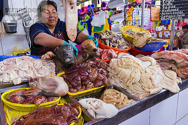 Metzgerei auf dem Markt von San Camilo  Arequipa  Peru  Südamerika