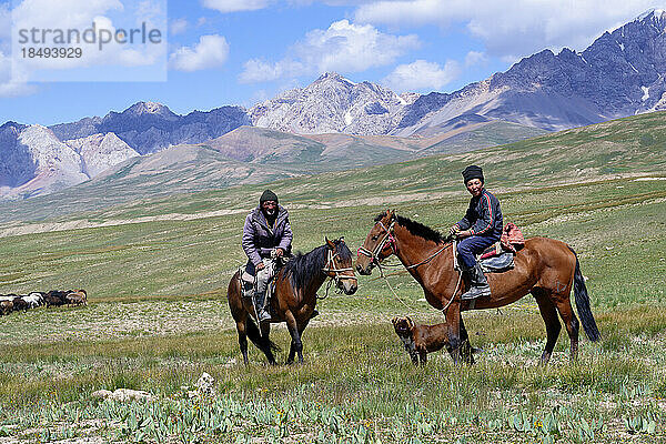 Kirgisische Nomaden und Schafherde  Tian Shan-Gebirge nahe der chinesischen Grenze  Region Naryn  Kirgisistan  Zentralasien  Asien