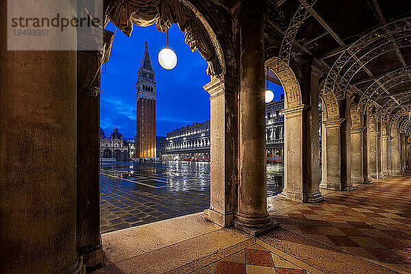 Markusplatz bei Nacht mit Blick auf den Glockenturm Campanile  San Marco  Venedig  UNESCO-Weltkulturerbe  Venetien  Italien  Europa