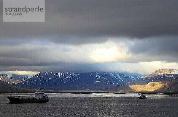 Die Berge von Svalbard von Longyearbyen  Norwegen  Europa