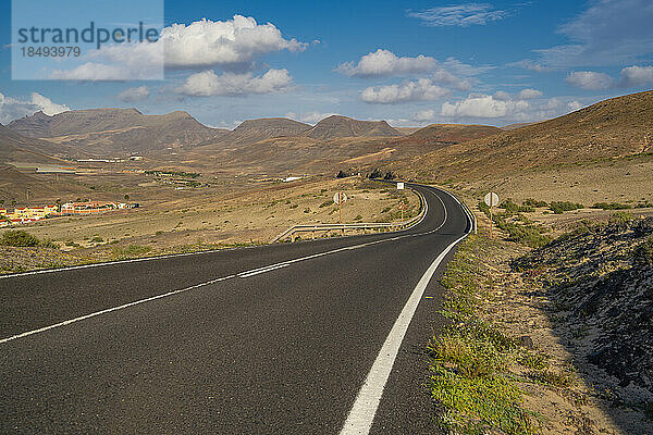 Blick auf Straße  Landschaft und Berge bei La Pared  La Pared  Fuerteventura  Kanarische Inseln  Spanien  Atlantik  Europa