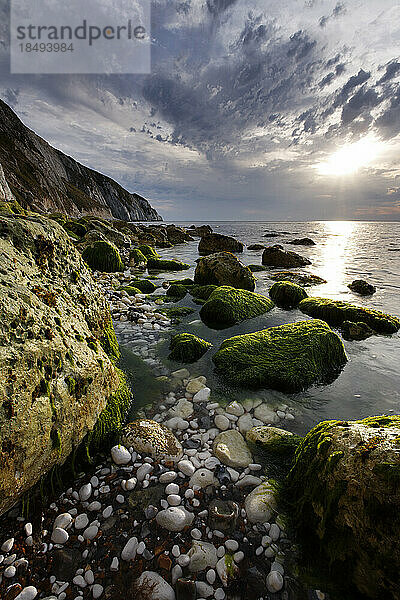Sonnenuntergang über Alum Bay  Isle of Wight  England  Vereinigtes Königreich  Europa