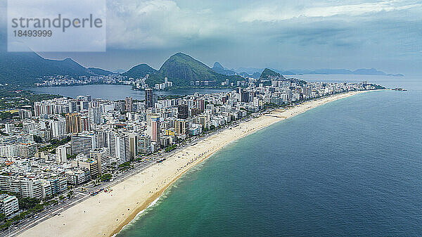 Luftaufnahme des Strandes Leblon  Rio de Janeiro  Brasilien  Südamerika