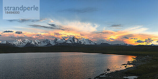 Sonnenuntergang über dem Traumsee und dem Kizil-Asker-Gletscher  Kakshaal Too im Tian Shan-Gebirge nahe der chinesischen Grenze  Region Naryn  Kirgisistan  Zentralasien  Asien