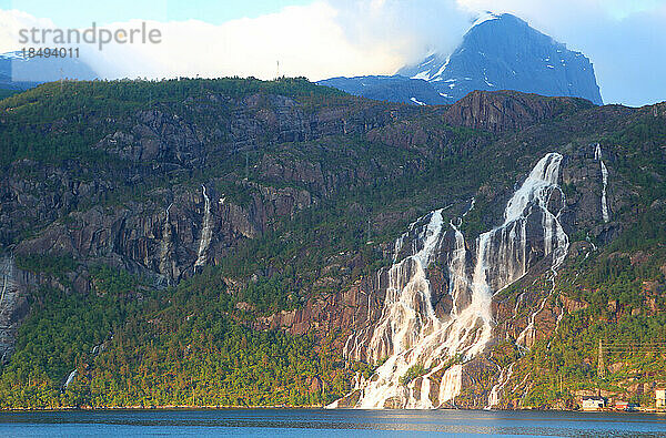 Berge und Wasserfall in der Morgendämmerung über dem Nordfjord im Oldedalen-Tal  bei Olden  Vestland  Norwegen  Skandinavien  Europa