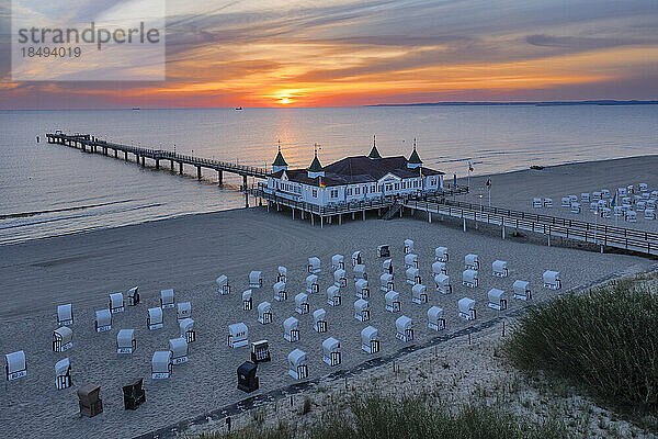 Pier und Strandkörbe am Strand von Ahlbeck  Insel Usedom  Ostsee  Mecklenburg-Vorpommern  Deutschland  Europa