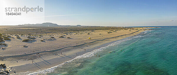 Luftaufnahme des Strandes und des Atlantischen Ozeans  Naturpark Corralejo  Fuerteventura  Kanarische Inseln  Spanien  Atlantik  Europa