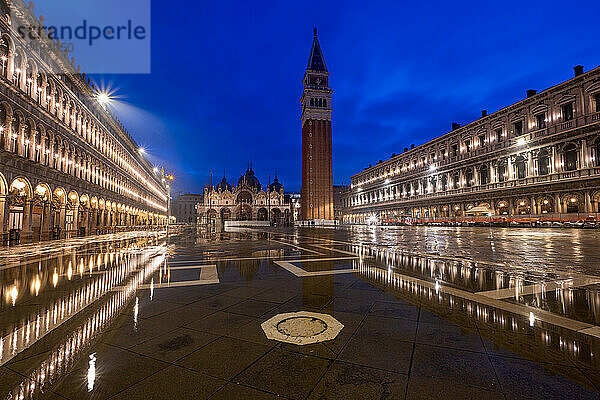 Markusplatz mit dem Glockenturm Campanile und der Markuskirche  Markusplatz  Venedig  UNESCO-Weltkulturerbe  Venetien  Italien  Europa