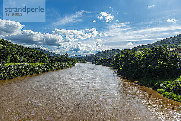 Der Fluss Iguape fließt durch Iporanga  Bundesstaat Sao Paulo  Brasilien  Südamerika